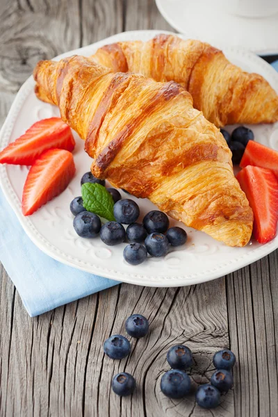 Frische Croissants und reife Beeren — Stockfoto