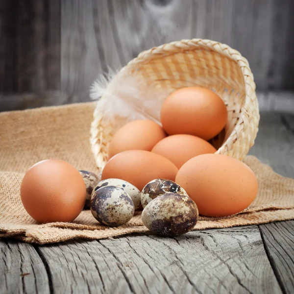 Frische Eier auf dem Tisch — Stockfoto