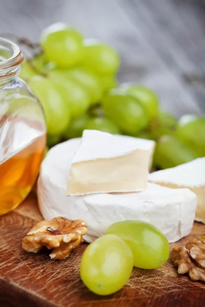 Queso Camembert con miel —  Fotos de Stock