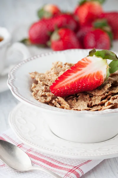 Healthy breakfast with wholegrain flakes — Stock Photo, Image