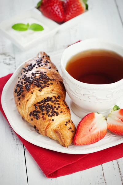 Colazione mattutina con cornetti fatti in casa — Foto Stock