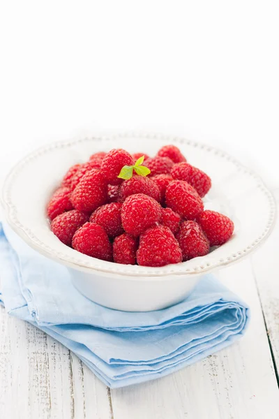 Bowl of juicy raspberries — Stock Photo, Image