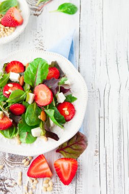 Ispanak yaprakları ile bahar salatası