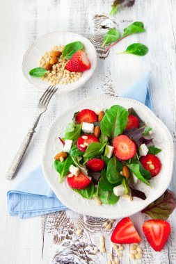 Ispanak yaprakları ile bahar salatası