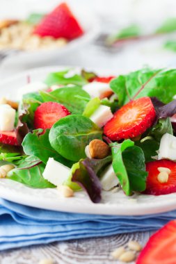 Ispanak yaprakları ile bahar salatası