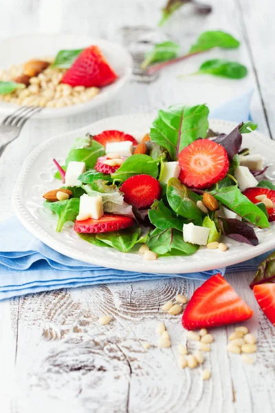 Spring salad with spinach leaves — Stock Photo, Image