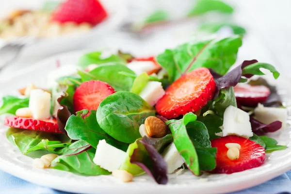 Ispanak yaprakları ile bahar salatası