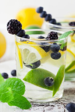 Nane ile bardaklarda limonata