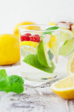 Limonata cam çilek ile
