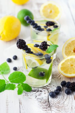 Nane ile bardaklarda limonata