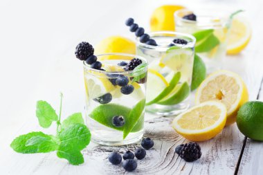 Nane ile bardaklarda limonata