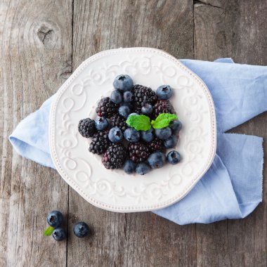Taze yaban mersini ve böğürtlen
