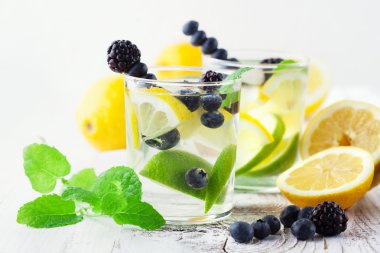 Nane ile bardaklarda limonata