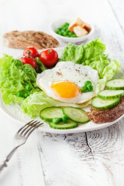 Yağda yumurtalı kahvaltı.