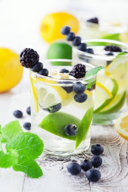 Nane ile bardaklarda limonata