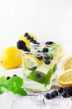 Nane ile bardaklarda limonata