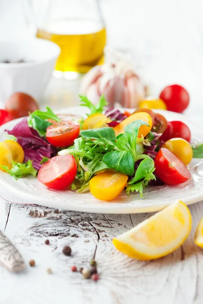 Fresh salad with cherry tomatoes — Stock Photo, Image