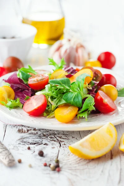 Salada fresca com tomate cereja — Fotografia de Stock