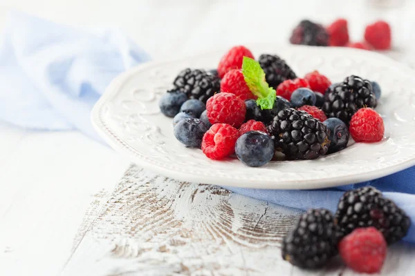 Fresh blueberries, raspberries and blackberries — Stock Photo, Image