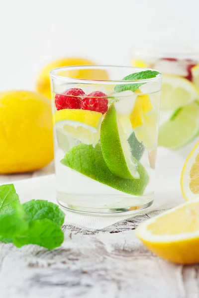 Limonata cam çilek ile — Stok fotoğraf