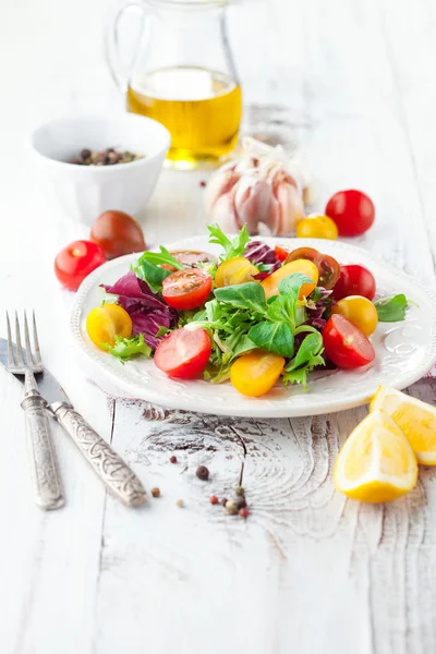 Frischer Salat mit Kirschtomaten — Stockfoto