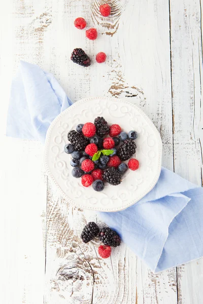 Fresh blueberries, raspberries and blackberries — Stock Photo, Image