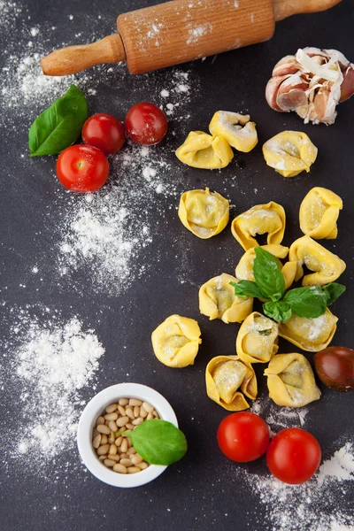 Tortellini italiano crudo hecho en casa —  Fotos de Stock