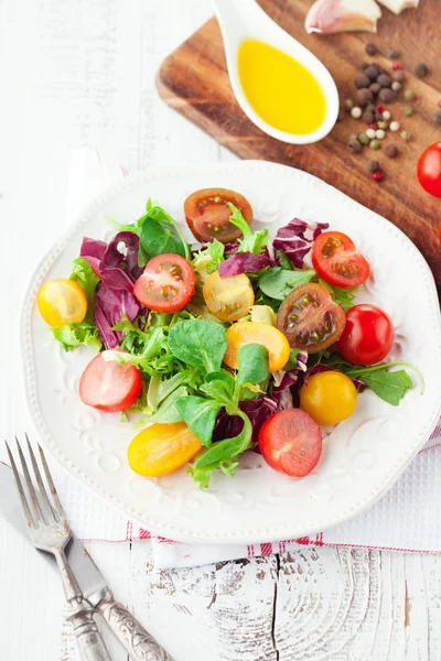 Свежий салат с помидорами черри — стоковое фото