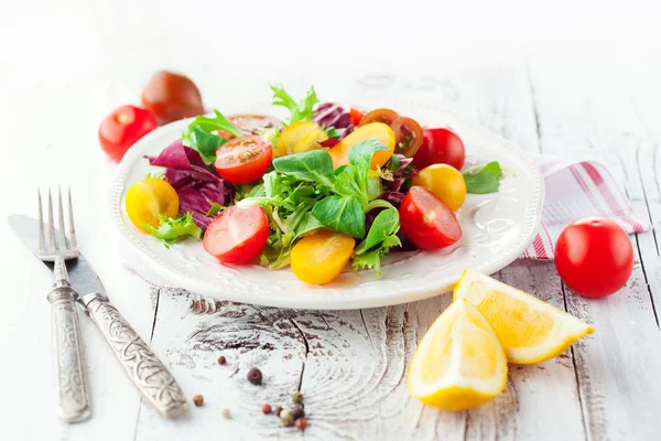 Salada fresca com tomate cereja — Fotografia de Stock