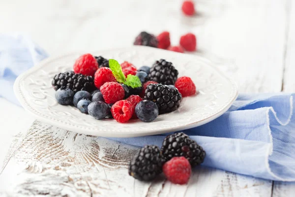 新鲜蓝莓、 树莓和黑莓 — 图库照片