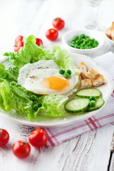 Desayuno con huevo frito — Foto de Stock