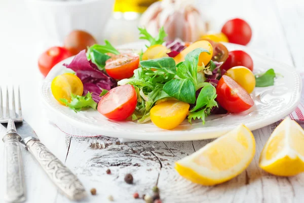 Fresh salad with cherry tomatoes — Stock Photo, Image