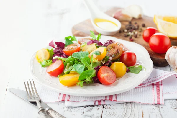 Frischer Salat mit Kirschtomaten — Stockfoto