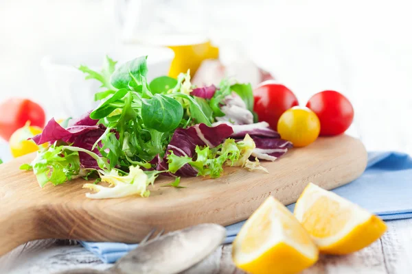 Fresh salad with cherry tomatoes — Stock Photo, Image