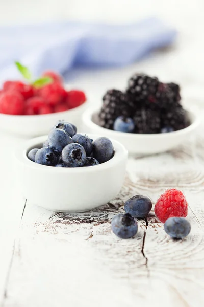 Fresh blueberries, raspberries and blackberries — Stock Photo, Image