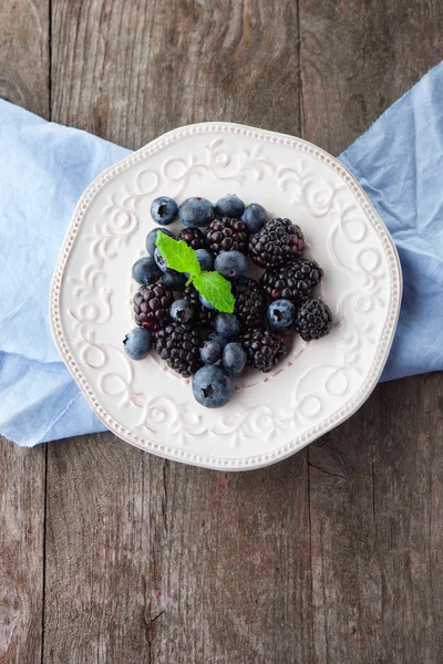 Fresh blueberries and blackberries — Stock Photo, Image