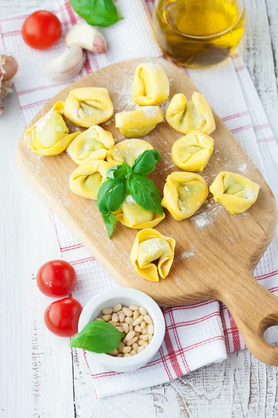 Tortellini italiano crudo hecho en casa —  Fotos de Stock