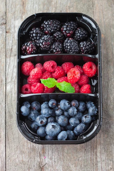 Himbeeren, Brombeeren und Blaubeeren — Stockfoto