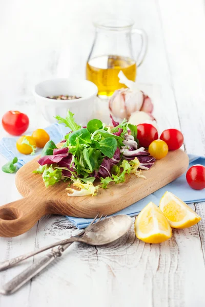 Salada fresca com tomate cereja — Fotografia de Stock