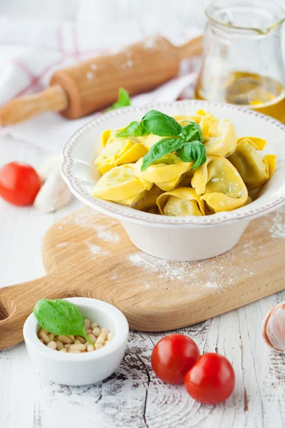 Domácí italský surový tortellini — Stock fotografie