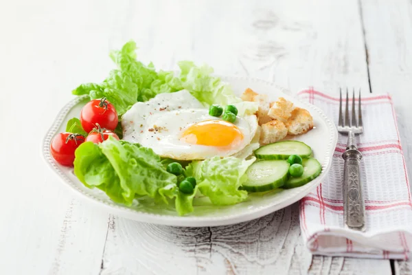 Petit déjeuner avec oeuf frit — Photo