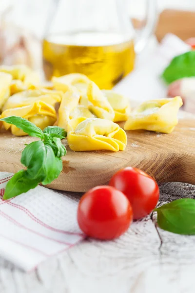 Ev yapımı ham İtalyan tortellini — Stok fotoğraf