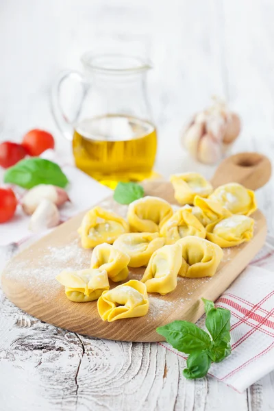 Tortellini italiano cru caseiro — Fotografia de Stock