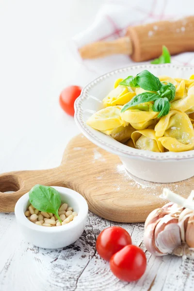 Tortellini italiano crudo hecho en casa —  Fotos de Stock