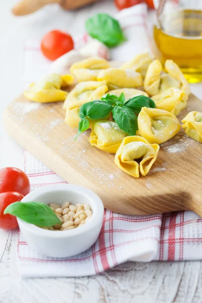 Domácí italský surový tortellini — Stock fotografie