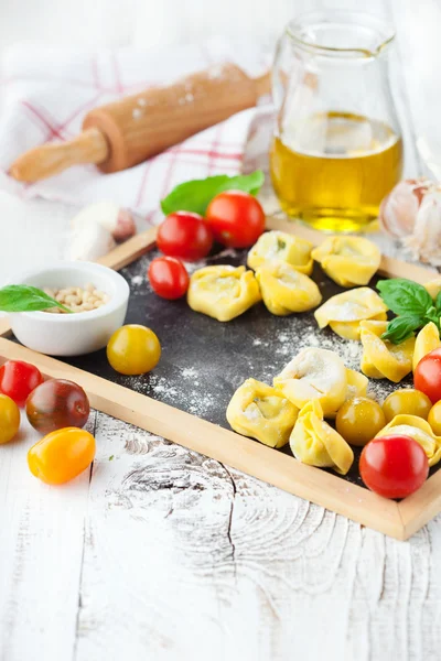 Tortellini italiano crudo hecho en casa —  Fotos de Stock