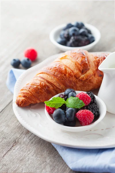 Fresh croissant and berries — Stock Photo, Image