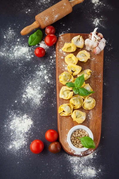 Tortellini italiano cru caseiro — Fotografia de Stock