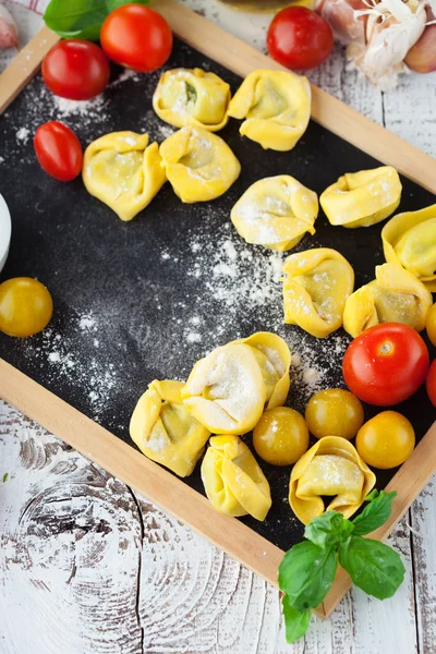 Tortellini italiano cru caseiro — Fotografia de Stock