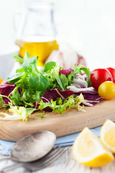 Frischer Salat mit Kirschtomaten — Stockfoto